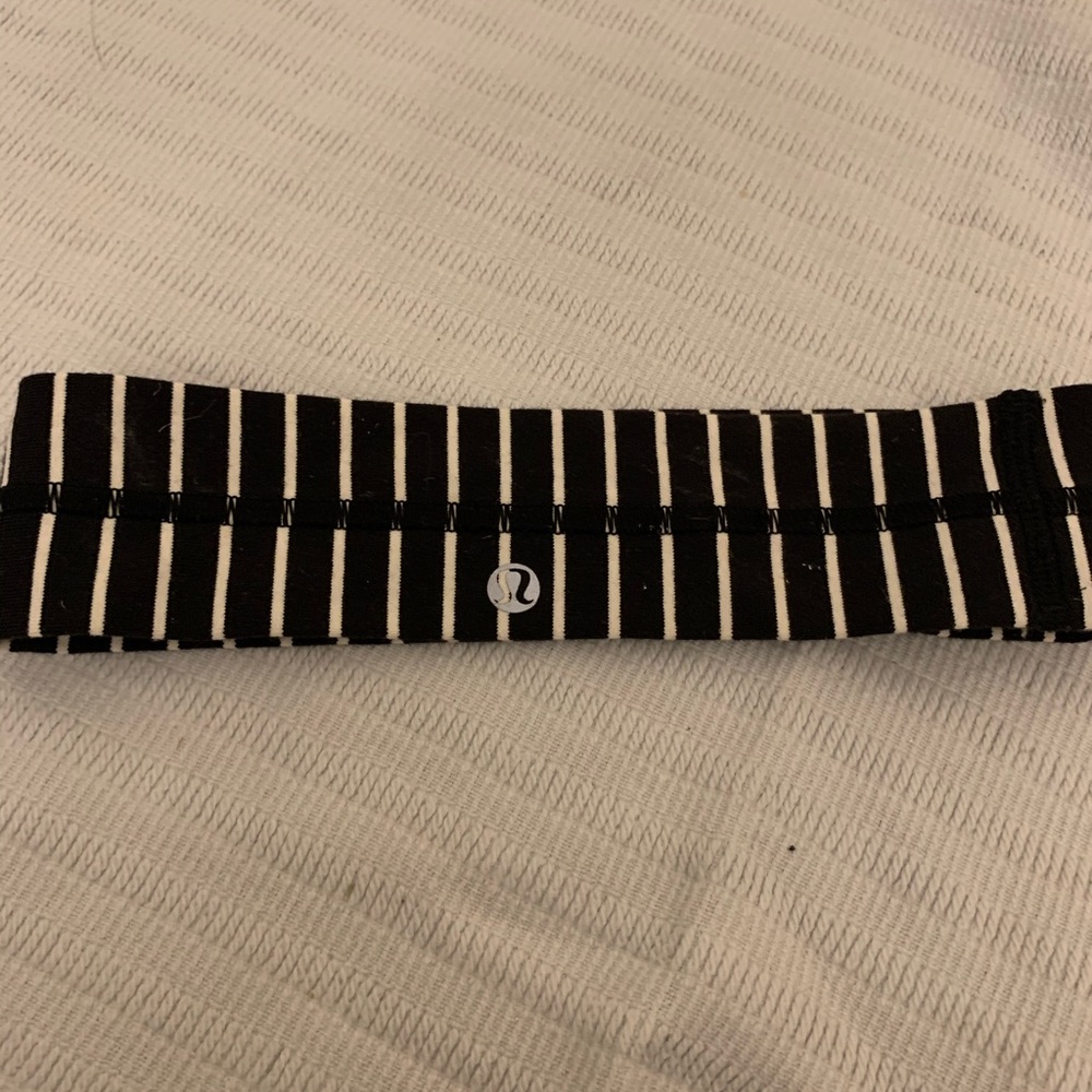 Black and white lululemon headband
